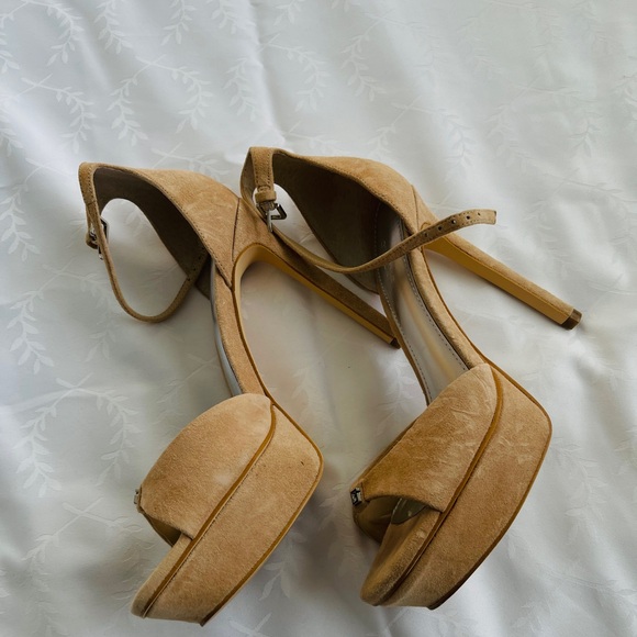 Guess 4in high heels suede beige used once very good condition - Picture 6 of 6